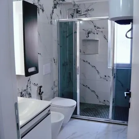 Elegant Apartment *